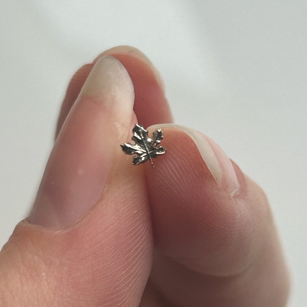 Anatometal 18k white gold Maple leaf threadless end